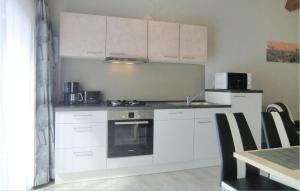 Nhà bếp/bếp nhỏ tại 2 Bedroom Cozy Home In Wallendorf