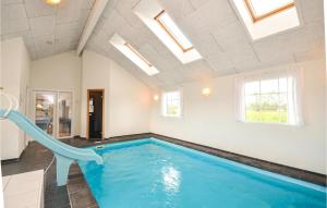 basen ze zjeżdżalnią w pokoju z oknami w obiekcie Pet Friendly Home In Idestrup With Wifi w mieście Bøtø By +22 zdjęcia