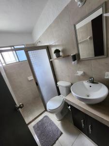 Un baño con ducha, inodoro y lavabo. en Casa completa con Alberca, en Tixpehual