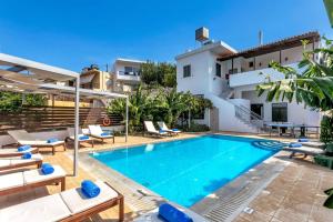 ein Schwimmbad vor einem Gebäude in der Unterkunft Villa Alexis House by Villa Plus in Kalo Chorio