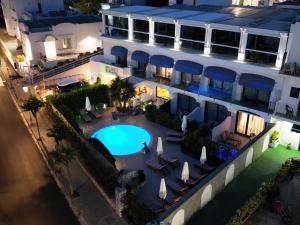 Bazén v ubytování Capri Bougainville Luxury Boutique Hotel nebo v jeho okolí