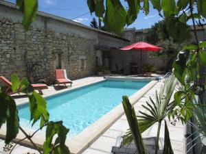 Swimming pool sa o malapit sa L'Olivier Chez Mamé Marthe