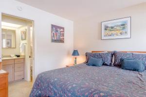 une chambre avec un lit avec une couette bleue dans l'établissement Cottonwood Condo 1411, à Sun Valley 26 autres photos