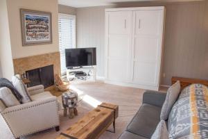 Una sala de estar con un sofá y una chimenea. en Cottonwood Condo 1473, en Ketchum