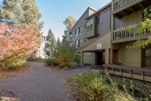 un immeuble d'appartements avec une passerelle devant lui dans l'établissement Cottonwood Condo 1411, à Sun Valley