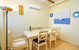 ein Esszimmer mit Tisch und Stühlen in der Unterkunft Lovely Home With Swimming Pool in Santa Pola