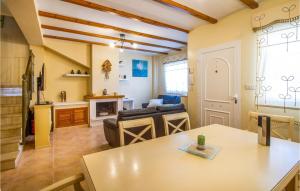 ein Wohnzimmer mit Tisch und Couch in der Unterkunft Lovely Home With Swimming Pool in Santa Pola