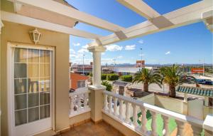 ein Balkon mit Blick auf die Stadt in der Unterkunft Lovely Home With Swimming Pool in Santa Pola