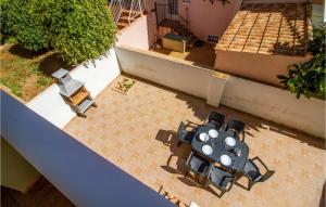 eine Draufsicht auf einen Tisch in der Mitte einer Terrasse in der Unterkunft Lovely Home With Swimming Pool in Santa Pola + 17 Fotos