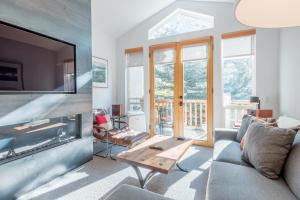 Una sala de estar con chimenea y televisión. en Snowstar Condo 23, en Ketchum
