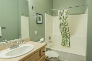 Un baño con lavabo, inodoro y ducha. en Snowstar Condo 23, en Ketchum 32 fotos más