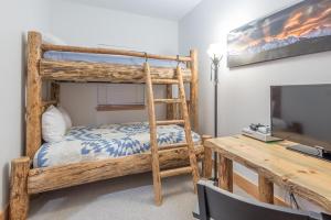 Un dormitorio con una litera y un escritorio. en Snowstar Condo 23, en Ketchum