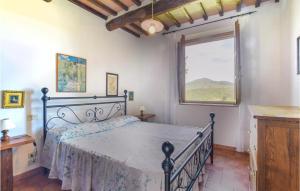 A bed or beds in a room at Cozy Home In Arcidosso With Wifi