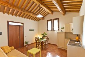 een woonkamer met een bank en een tafel bij La Fattoria di Tirrenia in Tirrenia