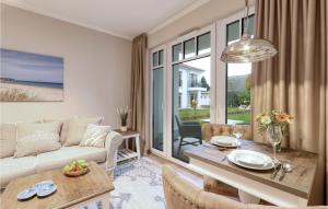 un salon avec un canapé et une table dans l'établissement Baltischer Hof Apartment 14, à Boltenhagen