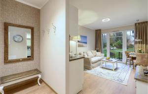 un salon avec un canapé et un miroir dans l'établissement Baltischer Hof Apartment 14, à Boltenhagen