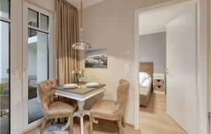 une salle à manger avec une table et des chaises et une chambre dans l'établissement Baltischer Hof Apartment 14, à Boltenhagen