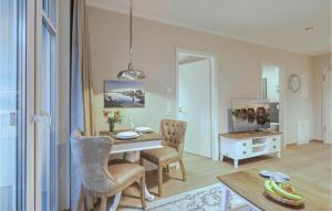 un salon avec une table et des chaises de salle à manger dans l'établissement Baltischer Hof Apartment 14, à Boltenhagen 33 autres photos