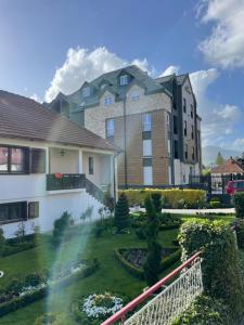 una casa con un jardín delante de ella en Zafiro 27 Kolašin, en Kolašin