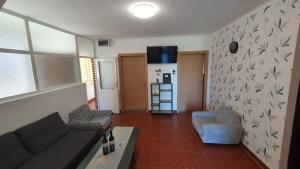 Televízia a/alebo spoločenská miestnosť v ubytovaní BerBe Apartman
