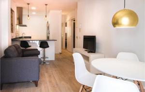 TV a/nebo společenská místnost v ubytování Cozy Apartment In Blanes With Wifi