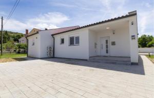 The building in which the holiday home is located Még 19 kép