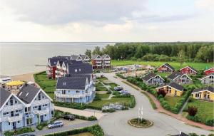 una vista aérea de una ciudad con casas y agua en Awesome Home In Rechlin With Sauna, en Rechlin