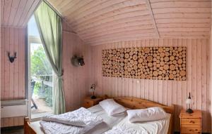 Un dormitorio con una cama y una ventana grande. en Awesome Home In Rechlin With Sauna, en Rechlin