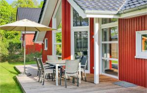 un patio con tavolo, sedie e ombrellone di Lovely Home In Krems Iiwarderbrück a Göls