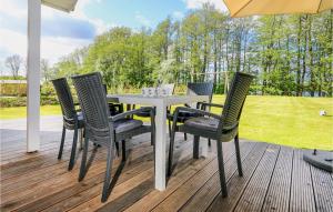 un tavolo e sedie su una terrazza con ombrellone di Lovely Home In Krems Iiwarderbrück a Göls Altre 26 foto