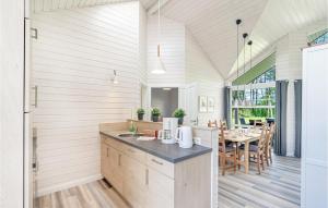 una cucina con un lavello e un tavolo con sedie di Lovely Home In Krems Iiwarderbrück a Göls