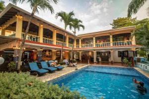 Бассейн в Hotel El Velero или поблизости