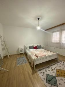 Ένα ή περισσότερα κρεβάτια σε δωμάτιο στο SARAJEVO HOME