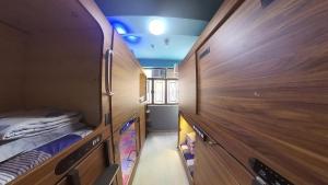 Tempat tidur dalam kamar di Starway Capsules