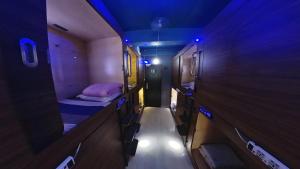 Tempat tidur dalam kamar di Starway Capsules