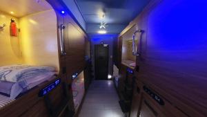 Tempat tidur dalam kamar di Starway Capsules