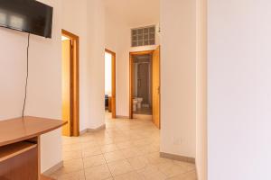 a living room with a television and a hallway at vila SEJUDA Alberghetto in Peschici