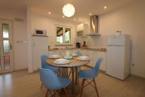 Kuchyňa alebo kuchynka v ubytovaní Residence Lorena Bungalow mit Pool in Porec + 14 fotografií