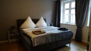 a bedroom with a bed with two towels on it at Wohnung für Naturliebhaber und Wassersportler in Röbel +14 photos