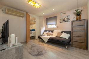 a living room with a couch and a television at Mobile homes Bepo in Sveti Filip i Jakov