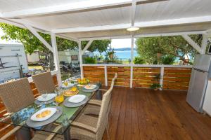 a dining room with a table and chairs at Mobile homes Bepo in Sveti Filip i Jakov