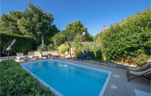 Basen w obiekcie Holiday Home Vrsar 38 lub w pobliżu