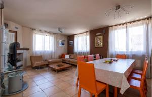 kuchnia i salon ze stołem i kanapą w obiekcie Holiday Home Vrsar 38 w mieście Vrsar