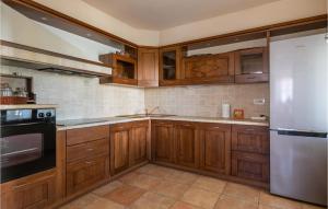 kuchnia z drewnianymi szafkami i lodówką ze stali nierdzewnej w obiekcie Holiday Home Vrsar 38 w mieście Vrsar