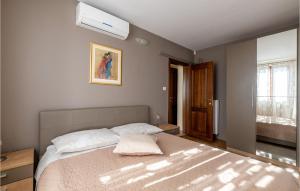 Łóżko lub łóżka w pokoju w obiekcie Holiday Home Vrsar 38