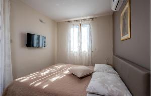Łóżko lub łóżka w pokoju w obiekcie Holiday Home Vrsar 38