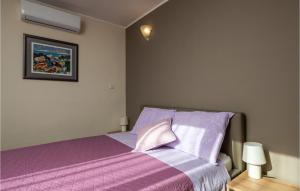 Łóżko lub łóżka w pokoju w obiekcie Holiday Home Vrsar 38