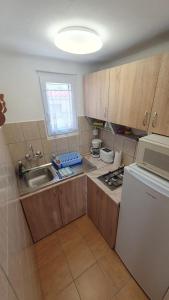 Kuchyňa alebo kuchynka v ubytovaní BerBe Apartman