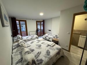 a room with three beds in a room at Carpe Viam in Santo Domingo de la Calzada