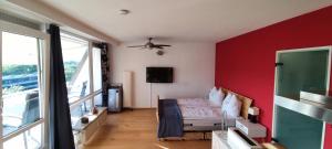 TV a/nebo společenská místnost v ubytování Schilksee voraus! + 11 fotografií